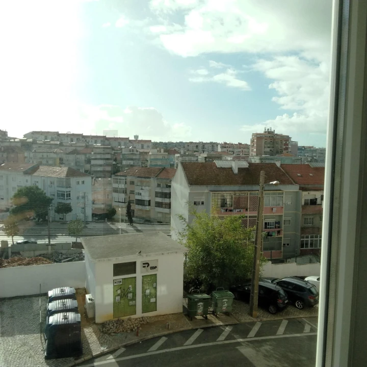 Apartamento T1 para Arrendamento em Laranjeiro e Feijó Foto 5