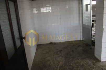 Armazém para Venda em Anta e Guetim