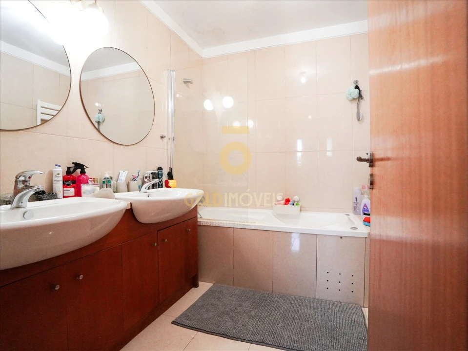 Apartamento T2 para Venda em Milheiros Foto 4