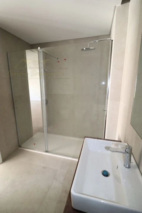 Apartamento T2 para Venda em Santa Maria, São Pedro e Matacães