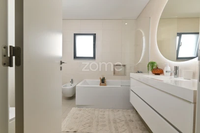Apartamento T3 para Venda em Oeiras e São Julião da Barra, Paço de Arcos e Caxias