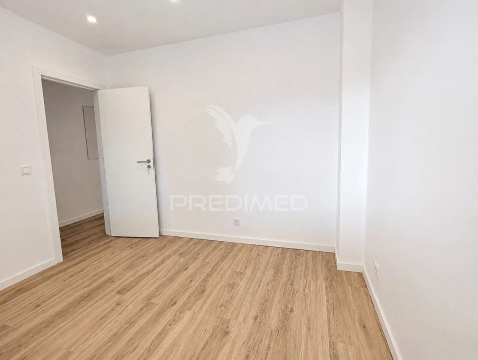 Apartamento T1 para Venda em Sacavém e Prior Velho Foto 3