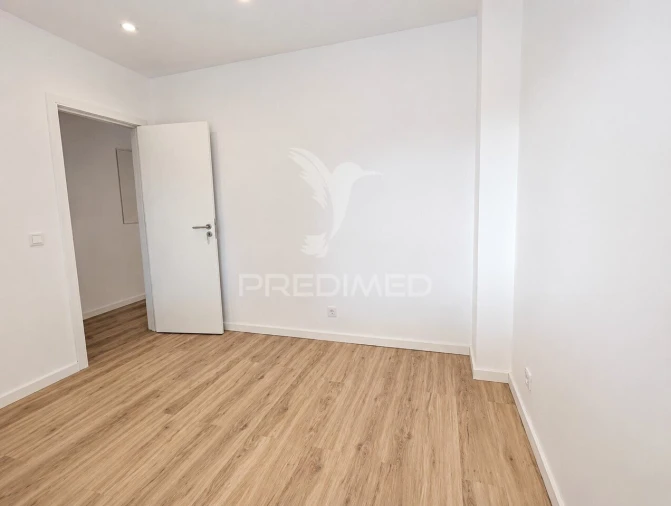 Apartamento T1 para Venda em Sacavém e Prior Velho Foto 3