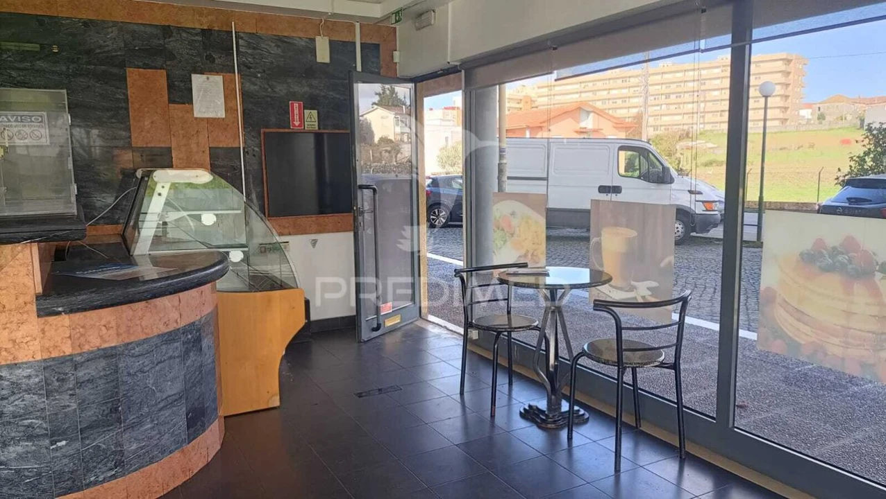Loja para Arrendamento em Coronado (São Romão e São Mamede) Foto 2