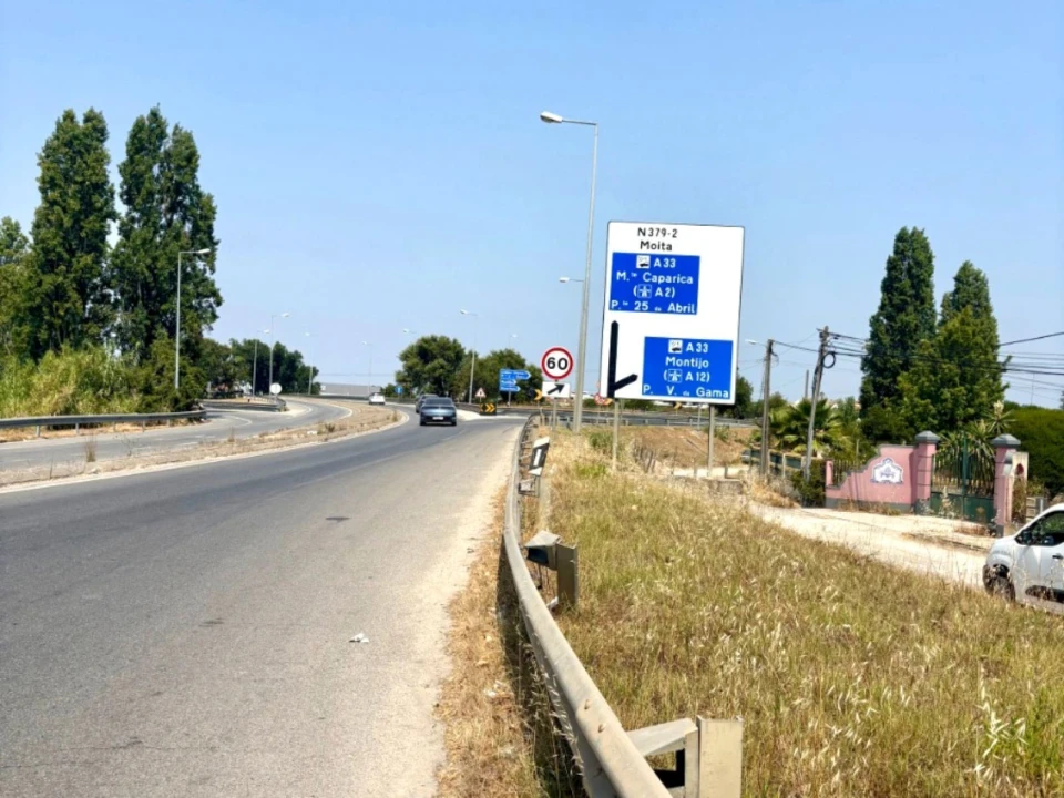 Terreno Comércio / Armazém para Venda em Quinta do Anjo Foto 1