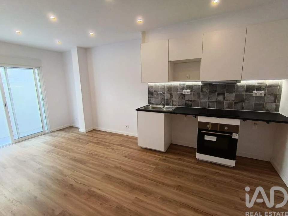 Apartamento T1 para Venda em Sacavém e Prior Velho Foto 5