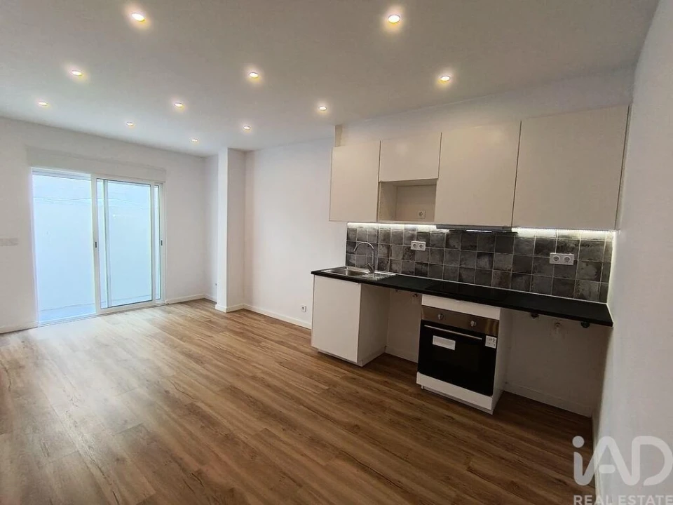 Apartamento T1 para Venda em Sacavém e Prior Velho Foto 12