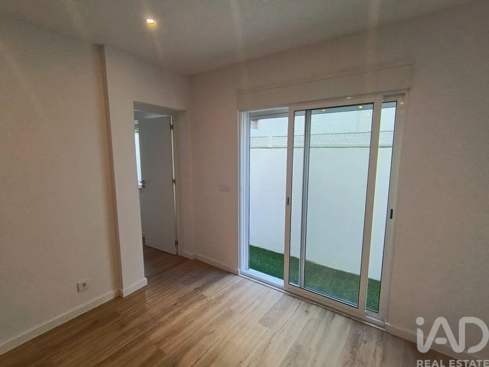 Apartamento T1 para Venda em Sacavém e Prior Velho Foto 3