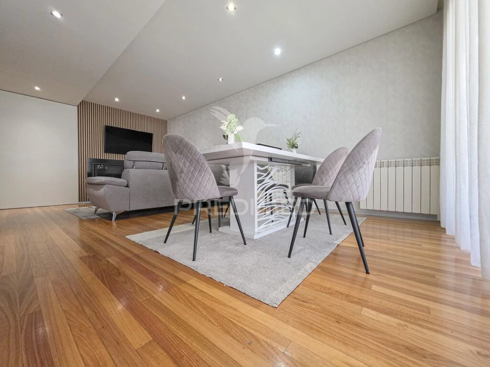 Apartamento T2 para Venda em Urgezes Foto 5