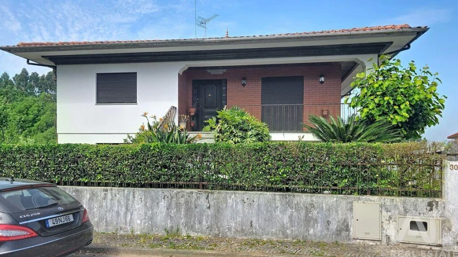 Moradia T4 para Venda em O. Azeméis, Riba-Ul, Ul, Macinhata Seixa, Madail Foto 4