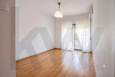 Apartamento T3 para Venda em Carcavelos e Parede