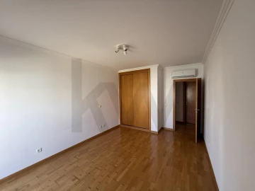 Apartamento T4 para Venda em Agualva e Mira-Sintra