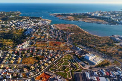 Terreno para Venda em Estômbar e Parchal