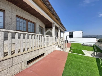 Moradia T5 para Venda em Santa Cruz/Trindade e Sanjurge