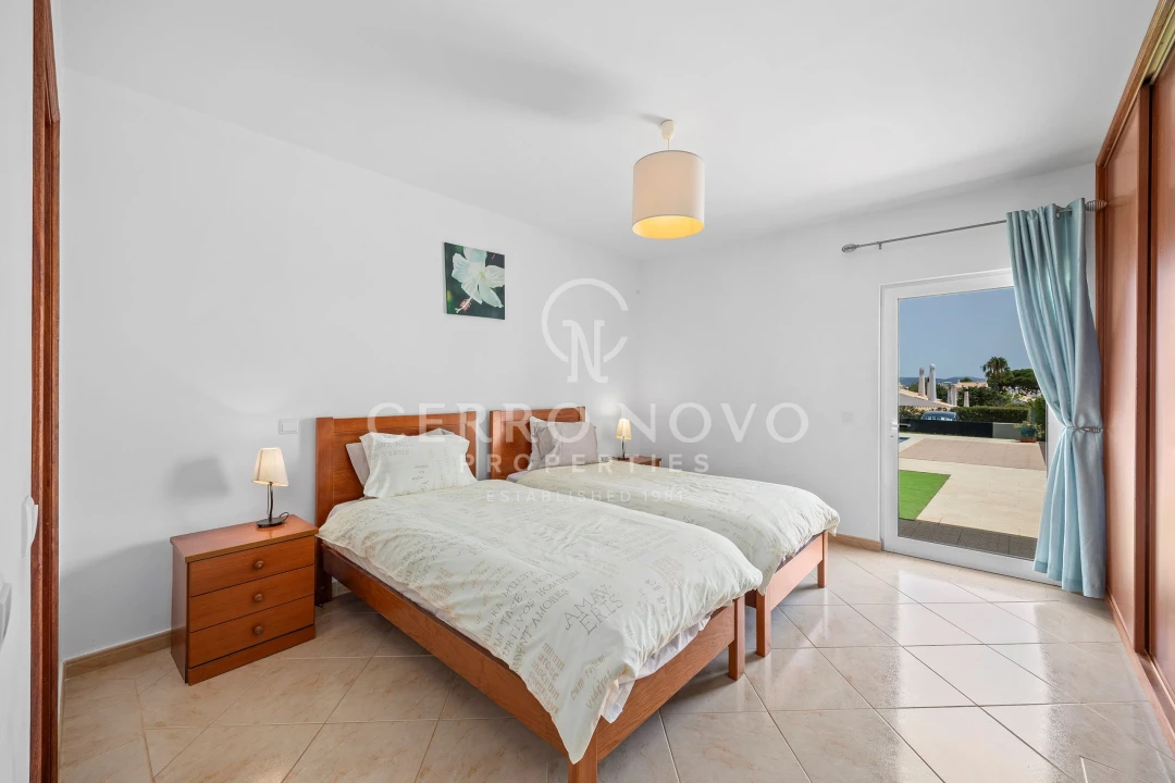 Moradia T4 para Venda em Albufeira e Olhos de Água Foto 8