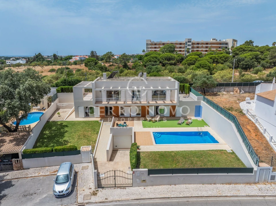 Moradia T4 para Venda em Albufeira e Olhos de Água Foto 10