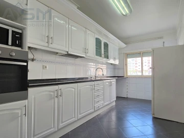 Apartamento T2 para Arrendamento em Cacém e São Marcos