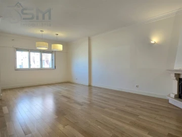 Apartamento T2 para Arrendamento em Cacém e São Marcos