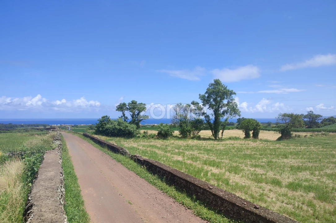 Terreno para Venda em Calhetas Foto 1