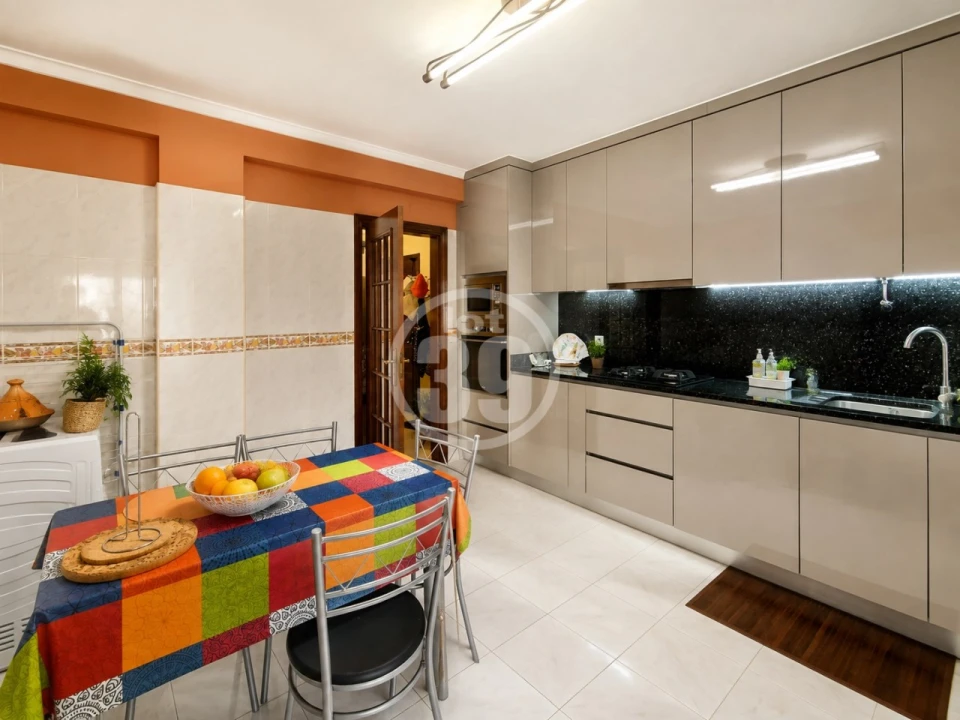 Apartamento T2 para Venda em Quelfes Foto 3