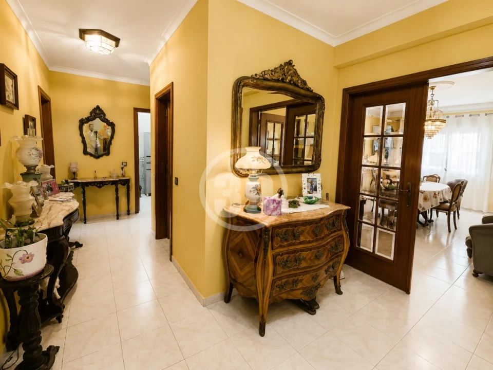 Apartamento T2 para Venda em Quelfes Foto 6