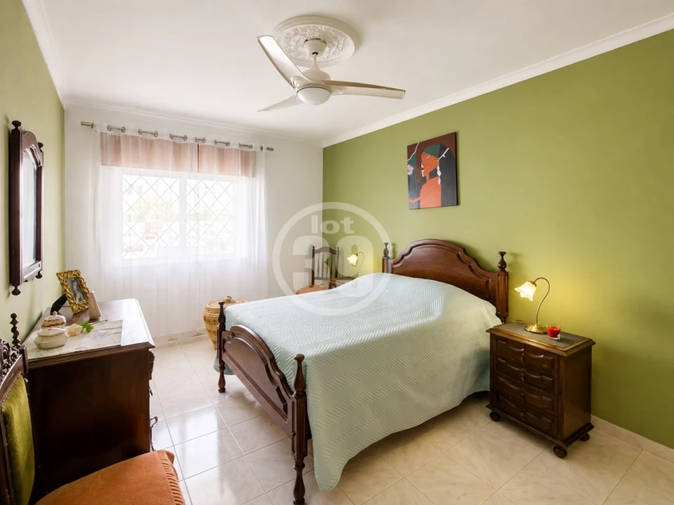 Apartamento T2 para Venda em Quelfes Foto 16