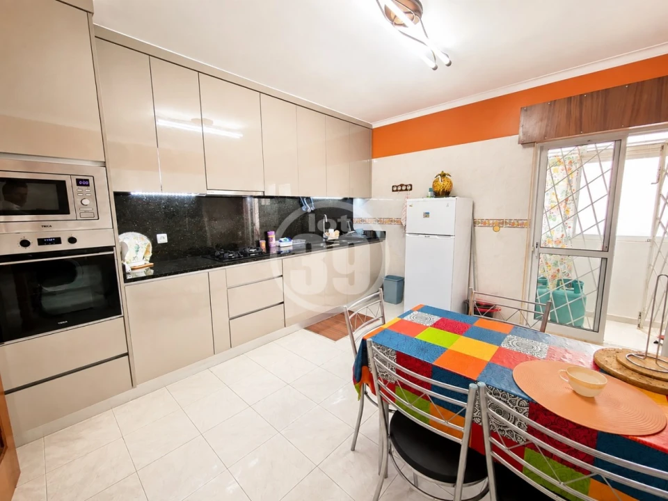 Apartamento T2 para Venda em Quelfes Foto 24