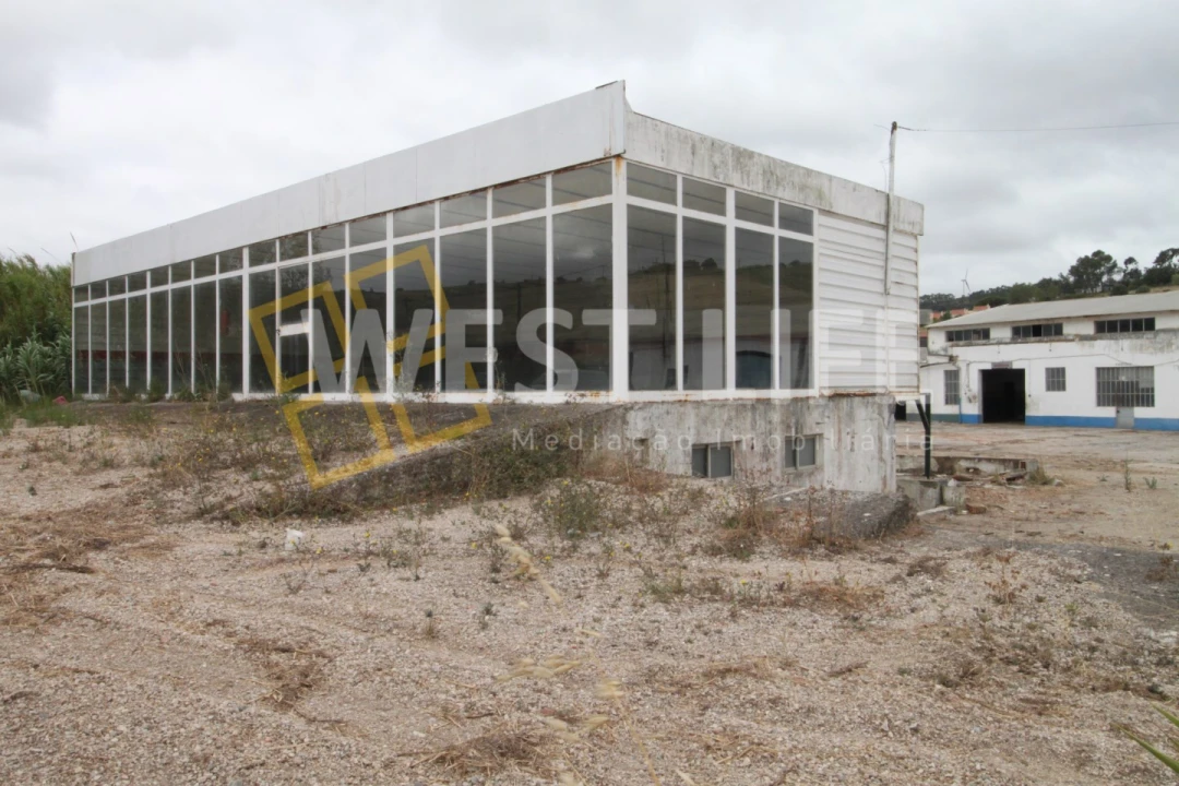 Armazém para Venda em Dois Portos e Runa Foto 3