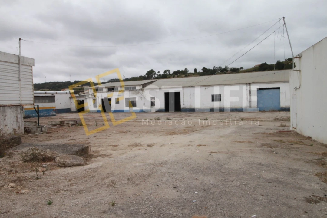 Armazém para Venda em Dois Portos e Runa Foto 13