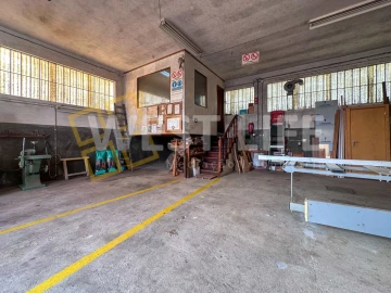 Armazém para Venda em Azueira e Sobral da Abelheira