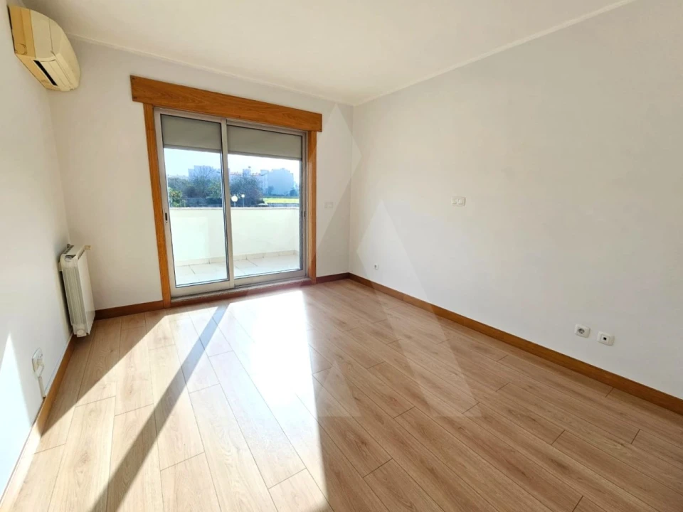 Apartamento T2 para Arrendamento em São Bernardo Foto 9