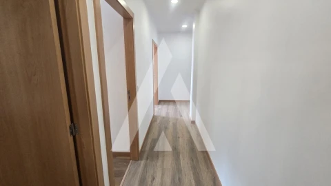 Apartamento T3 para Arrendamento em Venade e Azevedo