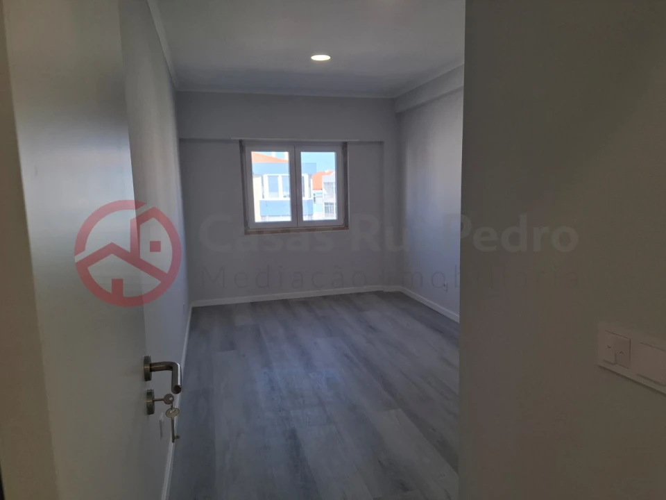 Apartamento T4 para Venda em Amora Foto 11