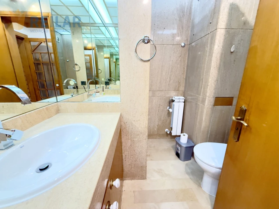 Apartamento T3 para Arrendamento em Campo de Ourique Foto 24