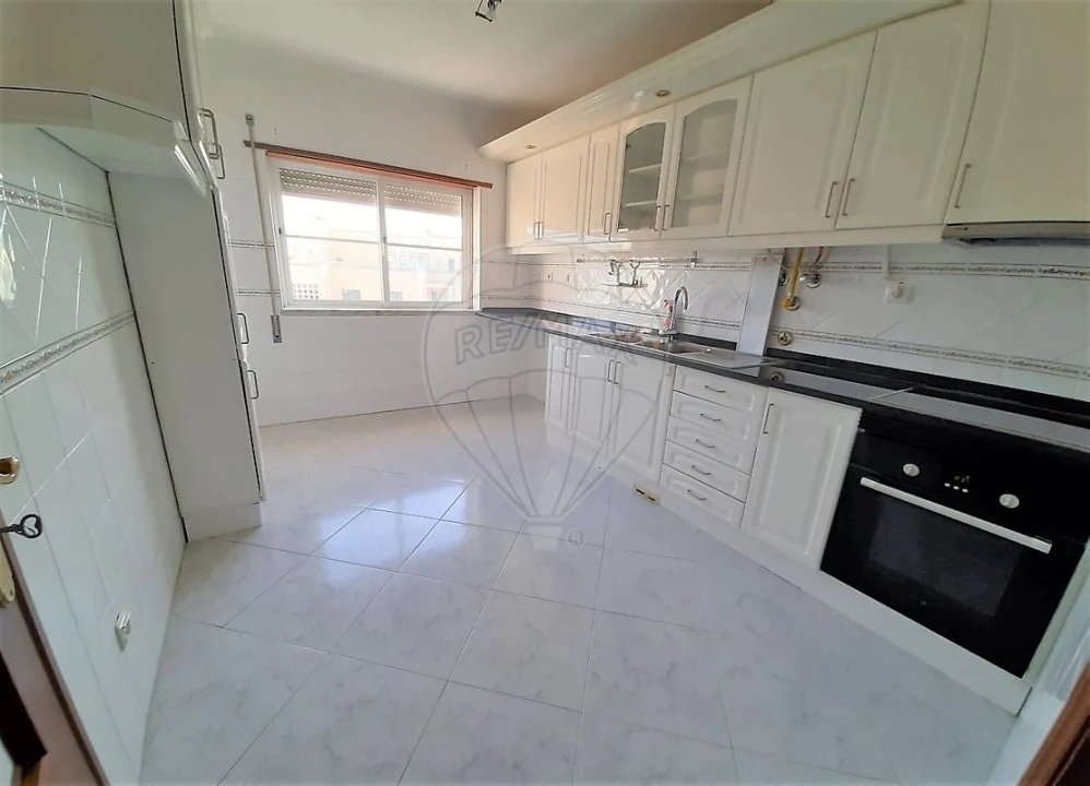 Apartamento T2 para Venda em Rio de Mouro Foto 7