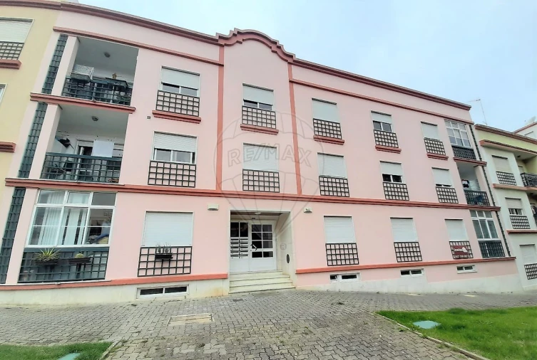 Apartamento T2 para Venda em Rio de Mouro Foto 2