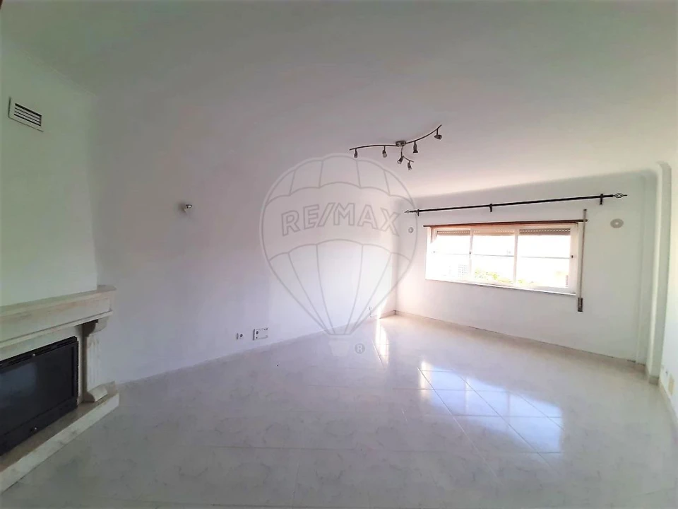 Apartamento T2 para Venda em Rio de Mouro Foto 4