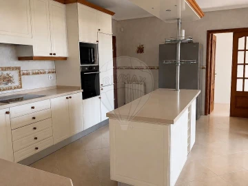 Moradia T5 para Venda em Oliveirinha
