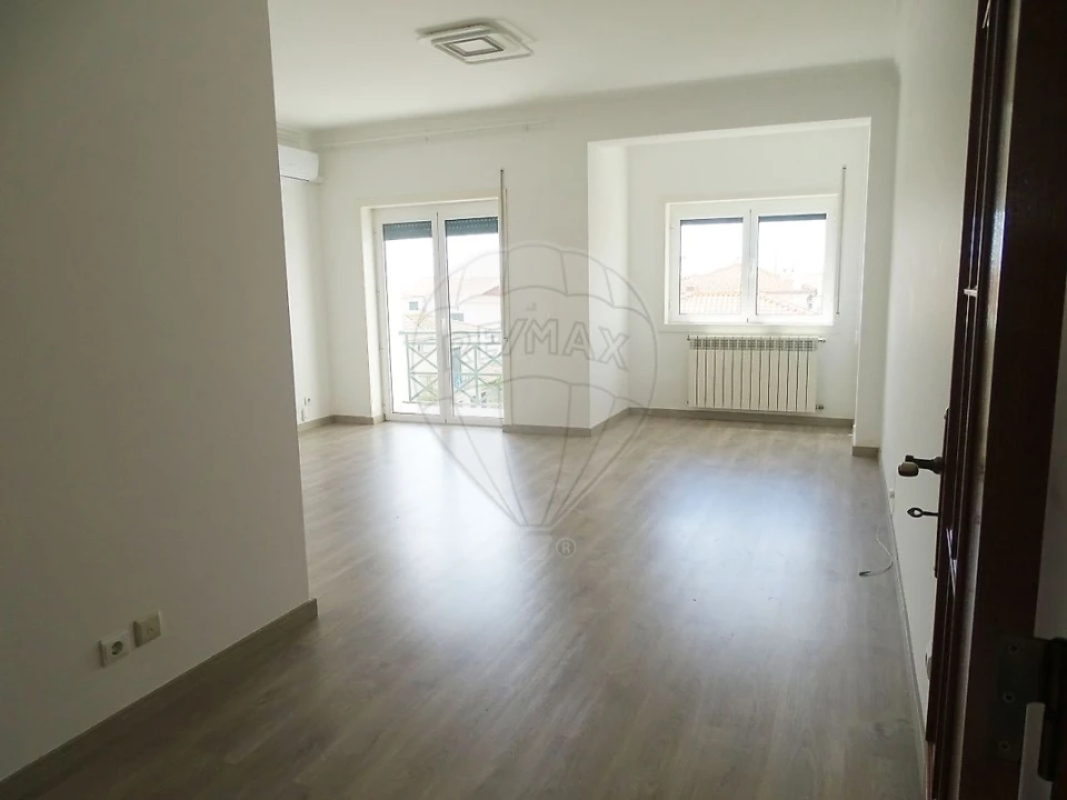 Apartamento T3 para Arrendamento em Vila Nova da Barquinha Foto 2