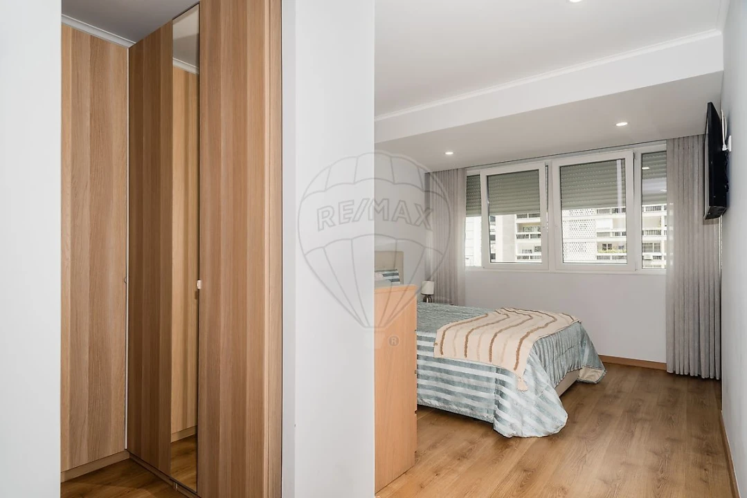 Apartamento T4 para Venda em Alvalade Foto 2