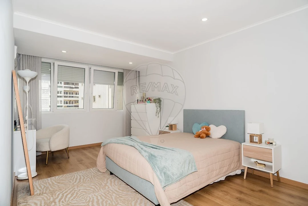 Apartamento T4 para Venda em Alvalade Foto 4
