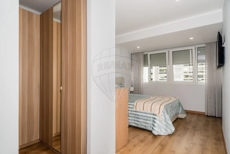 Apartamento T4 para Venda em Alvalade Foto 2
