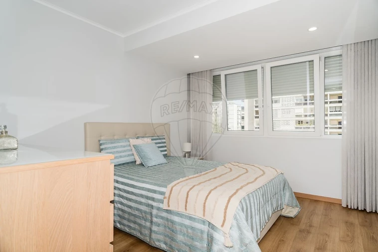 Apartamento T4 para Venda em Alvalade Foto 8