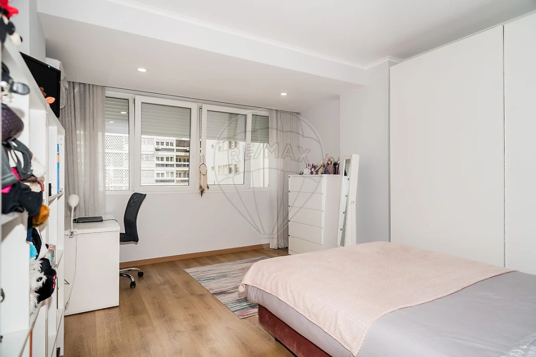 Apartamento T4 para Venda em Alvalade Foto 1