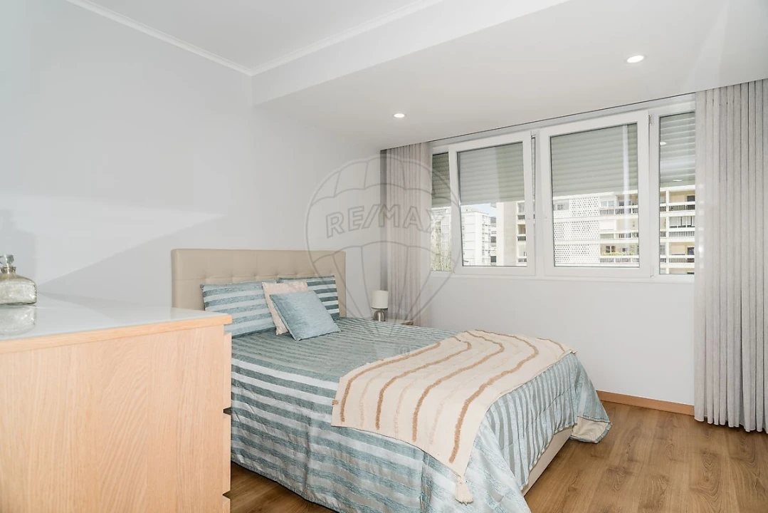 Apartamento T4 para Venda em Alvalade Foto 8