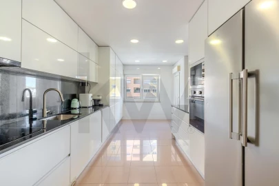 Apartamento T3 para Venda em Carnaxide e Queijas