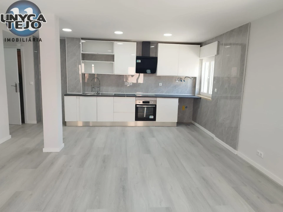Apartamento T2 para Venda em Corroios Foto 1