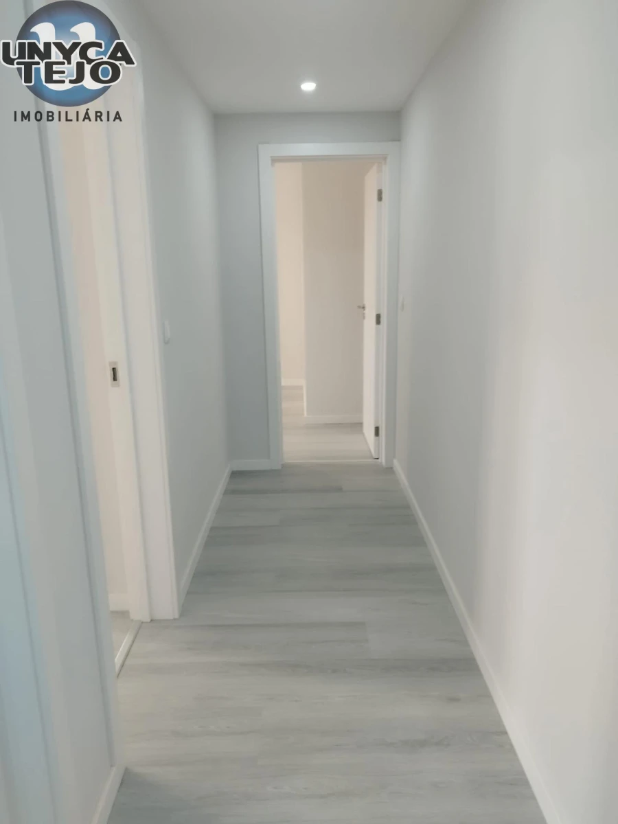 Apartamento T2 para Venda em Corroios Foto 6