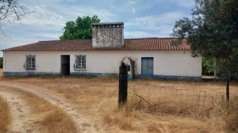 Moradia T8 para Venda em Barbacena e Vila Fernando