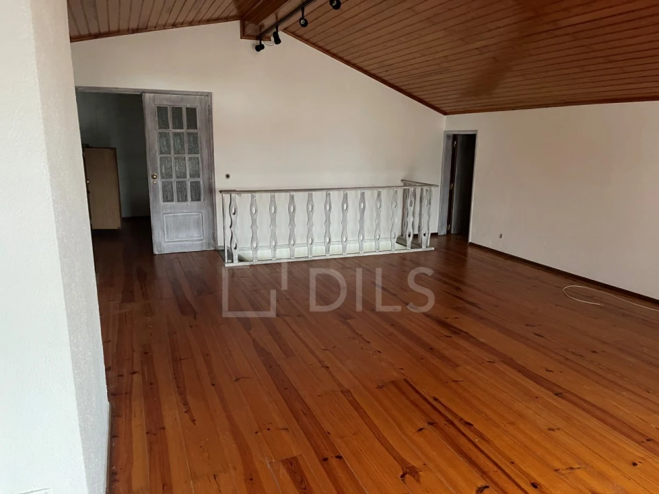 Moradia T4 para Venda em Colares Foto 2